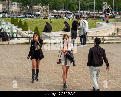 Paris, Frankreich, Mai 2021. Schöne Frauen in Paris beim Spaziergang auf dem Tracadero-Platz, schöner sonniger Tag Stockfoto