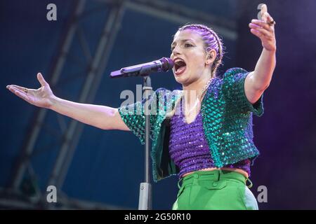 Sesto San Giovanni Mailand Italien. 23. Juni 2021. Die italienische Sängerin und Songwriterin EMMA MARRONE tritt während der 'FortunaLive Tour 2021' live auf der Bühne von Carroponte auf. Stockfoto