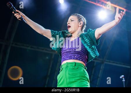 Sesto San Giovanni Mailand Italien. 23. Juni 2021. Die italienische Sängerin und Songwriterin EMMA MARRONE tritt während der 'FortunaLive Tour 2021' live auf der Bühne von Carroponte auf. Stockfoto