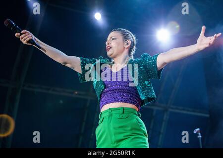 Sesto San Giovanni Mailand Italien. 23. Juni 2021. Die italienische Sängerin und Songwriterin EMMA MARRONE tritt während der 'FortunaLive Tour 2021' live auf der Bühne von Carroponte auf. Stockfoto