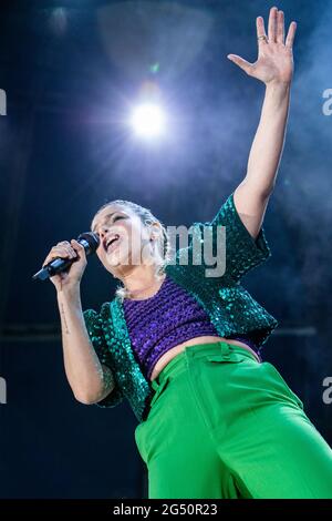 Sesto San Giovanni Mailand Italien. 23. Juni 2021. Die italienische Sängerin und Songwriterin EMMA MARRONE tritt während der 'FortunaLive Tour 2021' live auf der Bühne von Carroponte auf. Stockfoto