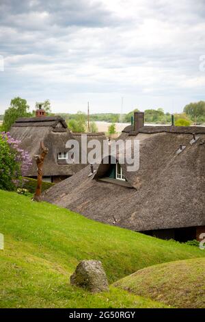 Altes Fischerdorf Gothmund, Lübeck Mit Strohgedeckten Trave-Häusern Von Traditionell Stockfoto