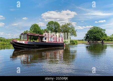 River Wey Navigations traditionelle Urlaubstage Mieten Sie ein Schmalboot, das Papercourt Lock an einem ruhigen Sommertag im Frühling verlässt River Wey Surrey England Stockfoto