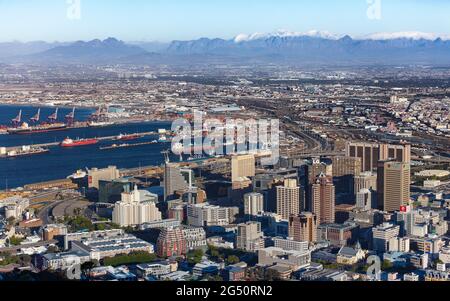Kapstadt, Südafrika - 02-12-2021 Luftaufnahme auf den geschäftigen Hafen und die Wasserfront von Kapstadt, Südafrika Stockfoto