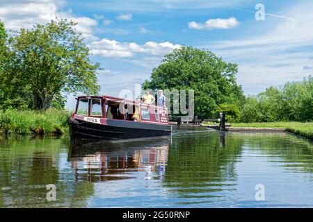 Staycation River Wey Navigations traditionelle Ferienmiete ein Schmalboot, das Papercourt Lock an einem ruhigen Sommertag im Frühling verlässt River Wey Surrey England Stockfoto