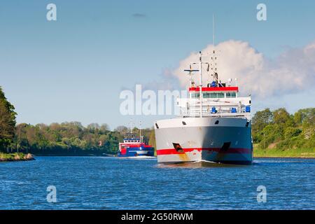 Bulk-Carrier-Schiff auf dem Nord-Ostsee-Kanal zwischen Ostsee und Nordsee, Schleswig-Holstein, Deutschland Stockfoto