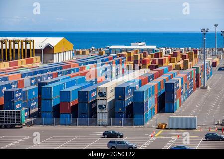 Stapel von Überseecontainern im Hafen von Le Port, LaReunion, Frankreich Stockfoto