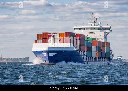 Riesiges Containerschiff, das bei ruhigem Wetter auf hoher See segelt Stockfoto