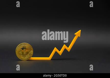 Kryptowährungspreis. Schwankungen und Prognosen der Kryptowährungsrate. Bitcoin-Münze auf dem Preisdiagramm zeigt nach oben. Auf schwarzem Hintergrund, Kopie Stockfoto