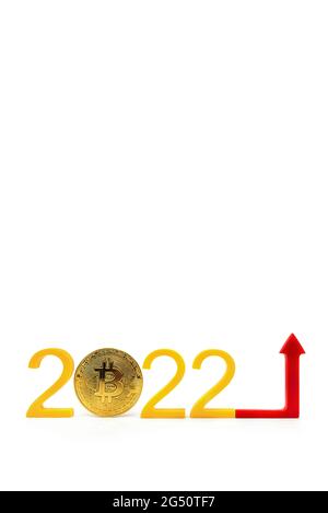 Der Kryptowährungspreis wird 2022 steigen. Schwankungen und Prognosen der Kryptowährungsrate. Bitcoin-Münze auf der Kurskarte zeigt nach oben. Auf schwarz Stockfoto