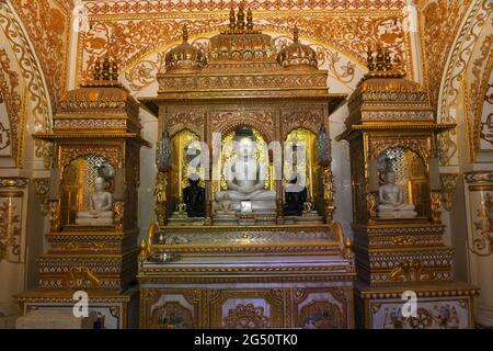 Beawar, Rajasthan, Indien, 24. Juni 2021: Idole von Jain Tirthankar mit goldener Innenansicht am Digamber jain Tempel in Beawar. Kredit: Sumit-Samarwat/Alamy Live Nachrichten Stockfoto