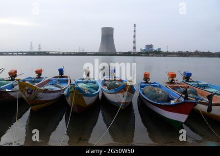 Chennai, Tamil Nadu, Indien. Juni 2021. Nach dem Angeln wurden die Boote im Wasser in der Nähe des Thermalkraftwerks Ennore am Stadtrand von Chennai schwimmen sehen. Quelle: Sri Loganathan/ZUMA Wire/Alamy Live News Stockfoto