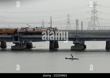 Chennai, Tamil Nadu, Indien. Juni 2021. Ein indischer Fischer sah am Abend in der Nähe des Ennore-Thermalkraftwerks am Stadtrand von Chennai fischen. Quelle: Sri Loganathan/ZUMA Wire/Alamy Live News Stockfoto