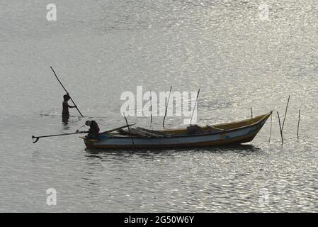 Chennai, Tamil Nadu, Indien. Juni 2021. Ein indischer Fischer sah am Abend in der Nähe des Ennore-Thermalkraftwerks am Stadtrand von Chennai fischen. Quelle: Sri Loganathan/ZUMA Wire/Alamy Live News Stockfoto