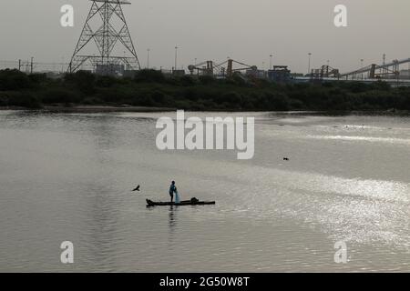 Chennai, Tamil Nadu, Indien. Juni 2021. Ein indischer Fischer sah am Abend in der Nähe des Ennore-Thermalkraftwerks am Stadtrand von Chennai fischen. Quelle: Sri Loganathan/ZUMA Wire/Alamy Live News Stockfoto