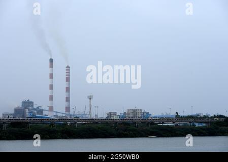 Chennai, Tamil Nadu, Indien. Juni 2021. Rauch kommt aus dem Ennore-Wärmekraftwerk am Stadtrand von Chennai. Quelle: Sri Loganathan/ZUMA Wire/Alamy Live News Stockfoto