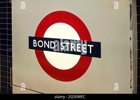 London, Großbritannien - 01. Februar 2019: Beleuchtete U-Bahn-Station Bond Street an der Wand der U-Bahn-Haltestelle. Traditionelle rote, weiße und blaue des Stockfoto