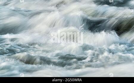 Langzeitbelichtung Foto - Wasser fließt über Felsen alles glatt, nur wenige Wassertropfen im Fokus Stockfoto