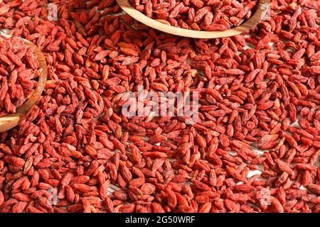 Trockene Goji-Beeren in kleinen Holzschüsseln, verteilt auf dem Schreibtisch unten Stockfoto