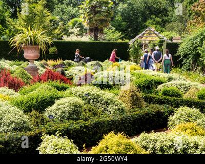 Besucher des RHS Wisley Knot Gartenparterre mit Box Hedging einen attraktiven gepflegten gepflegten ummauerten Garten Surrey UK Stockfoto