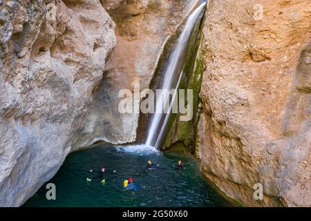 Luftbild des Canyoning im Canaletes-Fluss (Naturpark Els Ports, Tarragona, Katalonien, Spanien) ESP: Foto aérea de la bajada en barranquismo Stockfoto