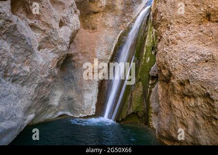 Luftbild des Canyoning im Canaletes-Fluss (Naturpark Els Ports, Tarragona, Katalonien, Spanien) ESP: Foto aérea de la bajada en barranquismo Stockfoto