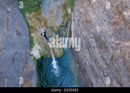 Luftbild des Canyoning im Canaletes-Fluss (Naturpark Els Ports, Tarragona, Katalonien, Spanien) ESP: Foto aérea de la bajada en barranquismo Stockfoto