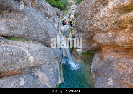 Luftbild des Canyoning im Canaletes-Fluss (Naturpark Els Ports, Tarragona, Katalonien, Spanien) ESP: Foto aérea de la bajada en barranquismo Stockfoto