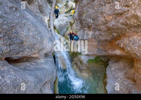 Luftbild des Canyoning im Canaletes-Fluss (Naturpark Els Ports, Tarragona, Katalonien, Spanien) ESP: Foto aérea de la bajada en barranquismo Stockfoto