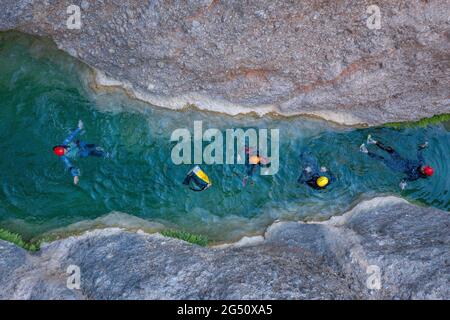 Luftbild des Canyoning im Canaletes-Fluss (Naturpark Els Ports, Tarragona, Katalonien, Spanien) ESP: Foto aérea de la bajada en barranquismo Stockfoto