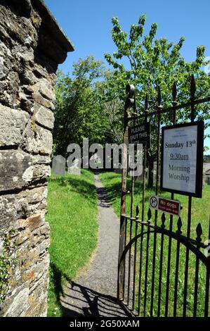 Eingang zur Pfarrkirche St. Michael im thl-Dorf Blackawton im Bezirk South Hams von Devon.die Kirche ist ein denkmalgeschütztes Gebäude. Stockfoto