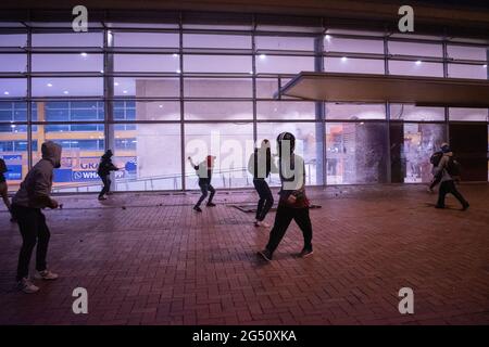 Bogota, Kolumbien. Juni 2021. Eine Gruppe von Demonstranten vandalisiert das Werfen von Steinen und Debree an den Transmilenio-Busknoten Portal Suba, da die Demonstrationen zu Zusammenstößen zwischen Demonstranten und der kolumbianischen Bereitschaftspolizei (ESMAD) im Norden Bogotas führen, Kolumbien am 22. juni, nachdem ein Demonstrator am 22. Juni 2021 bei Zusammenstößen mit der kolumbianischen Bereitschaftspolizei (ESMAD) in einem Fall wegen Polizeimissbrauchs starb. Kredit: Long Visual Press/Alamy Live Nachrichten Stockfoto