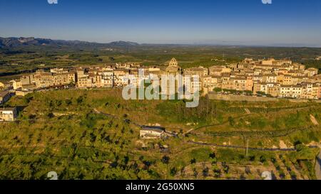 Luftaufnahme des Dorfes Horta de Sant Joan und der umliegenden Kulturfelder (Terra Alta, Tarragona, Katalonien, Spanien) Stockfoto