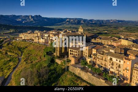 Luftaufnahme des Dorfes Horta de Sant Joan und der umliegenden Kulturfelder (Terra Alta, Tarragona, Katalonien, Spanien) Stockfoto