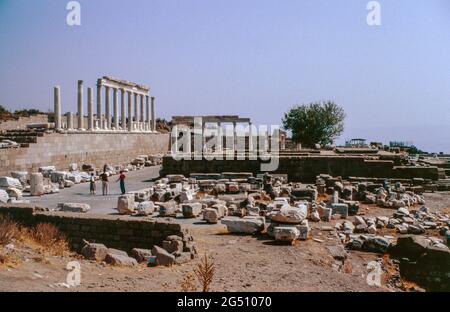 Pergamon/Pergamos - Ruinen einer antiken Stadt in der Provinz Izmir (eine reiche und mächtige Stadt in Mysien in hellenistischer Zeit), Türkei. Trajaneum - Tempel von Trajan und Zeus Philos auf dem höchsten Punkt der Zitadelle. Archivscan von einem Dia. Oktober 1985. Stockfoto