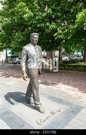 Die Statue des amerikanischen Präsidenten Ronald Reagan auf dem Szabadsag-Platz in Budapest Stockfoto