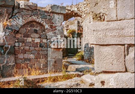 Pergamon/Pergamos - Ruinen einer antiken Stadt in der Provinz Izmir (eine reiche und mächtige Stadt in Mysien in hellenistischer Zeit), Türkei. Archivscan von einem Dia. Oktober 1985. Stockfoto