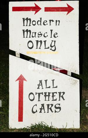 Humorvolles Parkschild für muskelartige Autos. Stockfoto