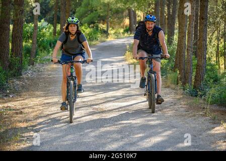 Radfahren auf dem grünen Weg des Val de Zafán zwischen den Dörfern bot und Xerta (Tarragona, Katalonien, Spanien) ESP: Ciclismo en la Vía Verde de la Val de Zafán Stockfoto