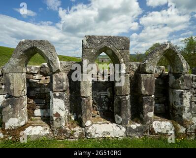 Drei Fenster der Kapelle der Eremitage neben der Eremitage Castle in den Scottish Borders. Stockfoto