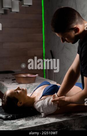 Türkische Schaummassage und Peeling mit Kese-Handschuh. Entspannung im Spa-Center. Masseur macht Massage Stockfoto