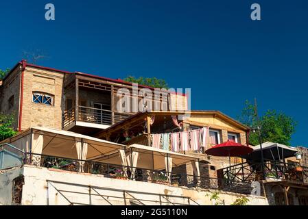 Gartenmöbel auf einer Dachterrasse ein Überblick Tiflis, Georgien Stockfoto