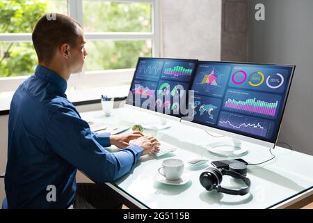 Analyst Man Verwendet Business Data Analytics Dashboard Stockfoto