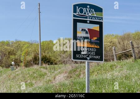 Winterset, Iowa - 4. Mai 2021: Zeichen für die Iowa Byways - Covered Bridges Scenic Byway Stockfoto