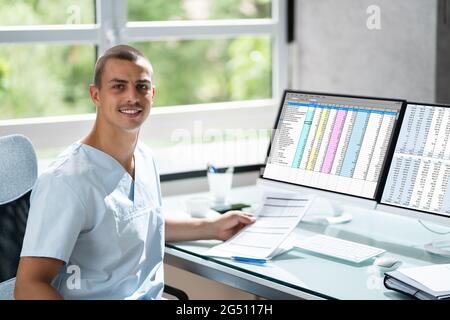 Account Manager In Office Coding Medical Bill Stockfoto