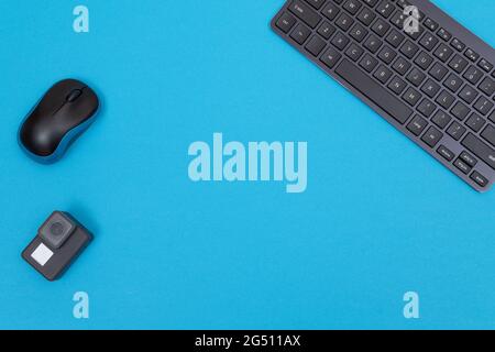 Büro-Arbeitsplatz mit digitalen Gadgets liegen auf Blue Table - Flat Lay Stockfoto