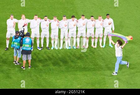 München, Deutschland. Juni 2021. Ungarische Mannschaft bei der Hymne, mit Streaker, flitzer, Speedster, in der Gruppe F Spiel DEUTSCHLAND - UNGARN 2-2 bei der Fußball-UEFA-Europameisterschaft 2020 in der Saison 2020/2021 am 23. Juni 2021 in München, Deutschland. Quelle: Peter Schatz/Alamy Live News Stockfoto