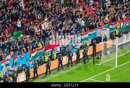 Ungarische Fans und Polizeibeamter in der Gruppe F Spiel DEUTSCHLAND, Ungarn. , . in der Saison 2020/2021 am 23. Juni 2021 in München, Deutschland. Quelle: Peter Schatz/Alamy Live News Stockfoto