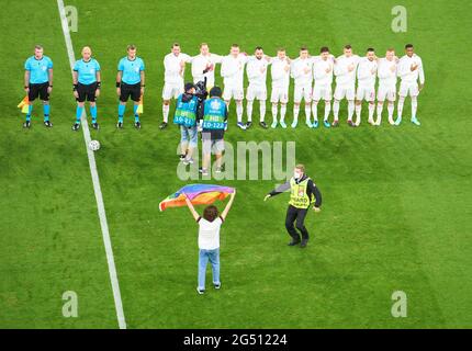 München, Deutschland. Juni 2021. Ungarische Mannschaft bei der Hymne, mit Streaker, flitzer, Speedster, in der Gruppe F Spiel DEUTSCHLAND - UNGARN 2-2 bei der Fußball-UEFA-Europameisterschaft 2020 in der Saison 2020/2021 am 23. Juni 2021 in München, Deutschland. Quelle: Peter Schatz/Alamy Live News Stockfoto