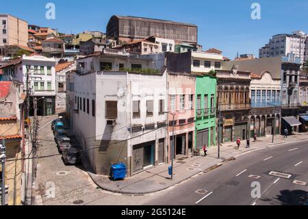 RIO DE JANEIRO, BRASILIEN - 6. JANUAR 2016: Straßen mit alter Architektur koloniale Gebäude im älteren Teil der Stadt Rio de Janeiro. Stockfoto